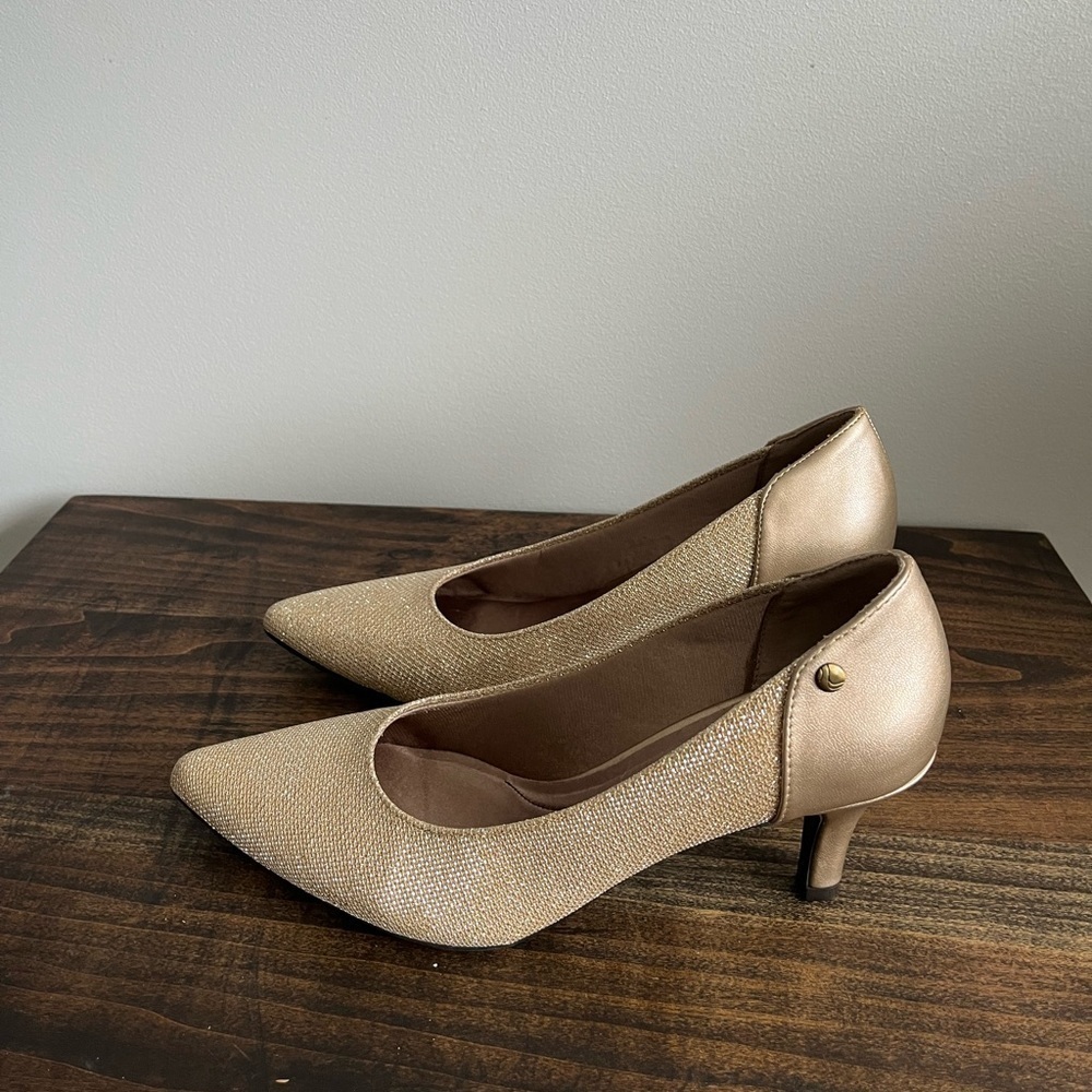 Elegant Gold Pointed-Toe Mid-Heel Pumps